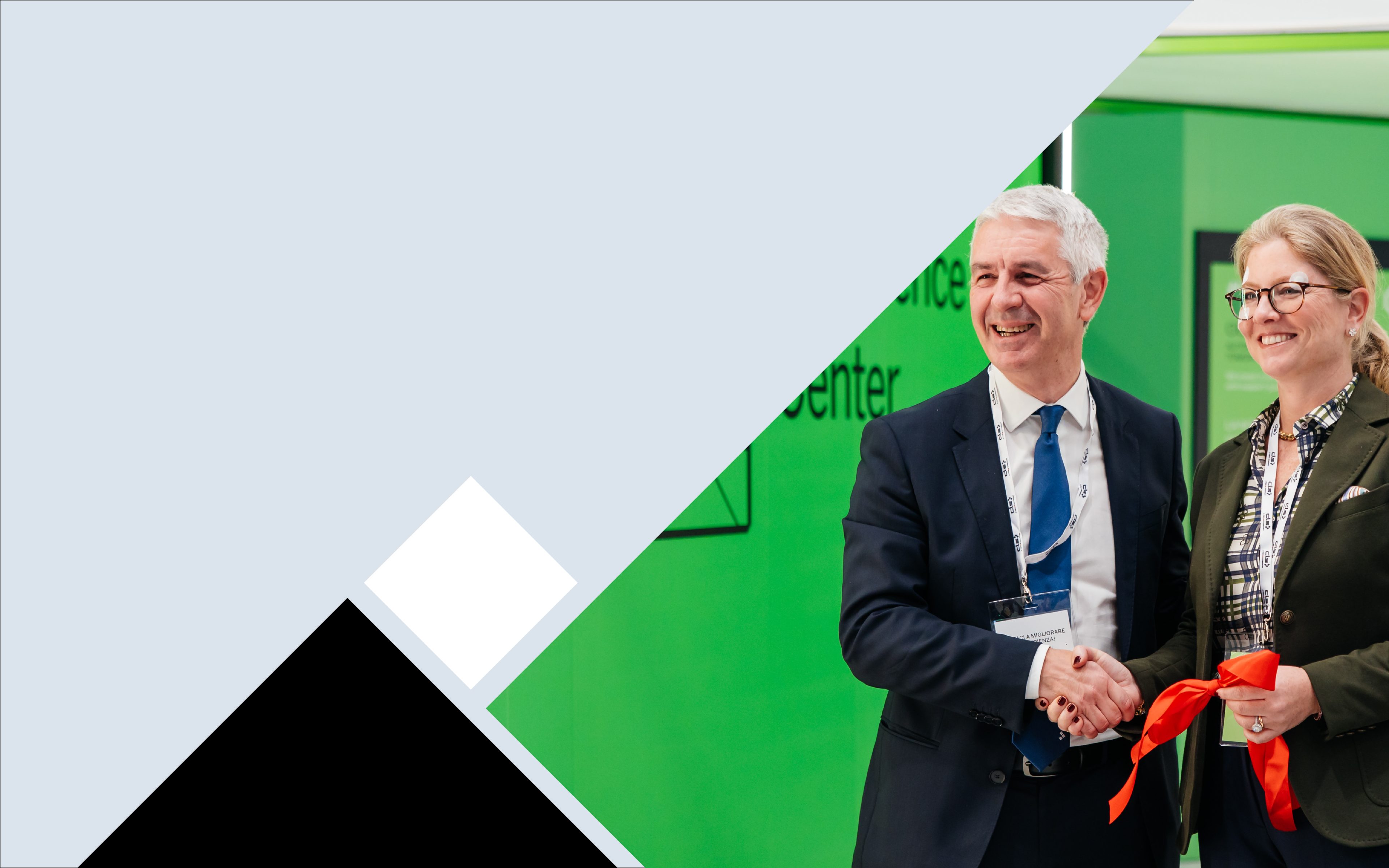 flavio castelli e sara tedeschi sorridenti per l'inaugurazione dell'experience center